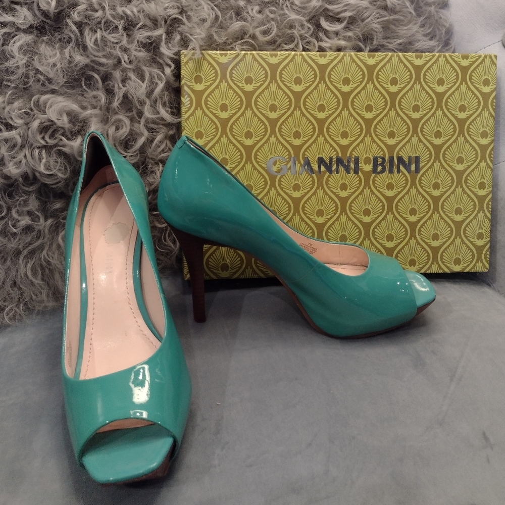 Gianni Bini patent leather pumps in Mojito